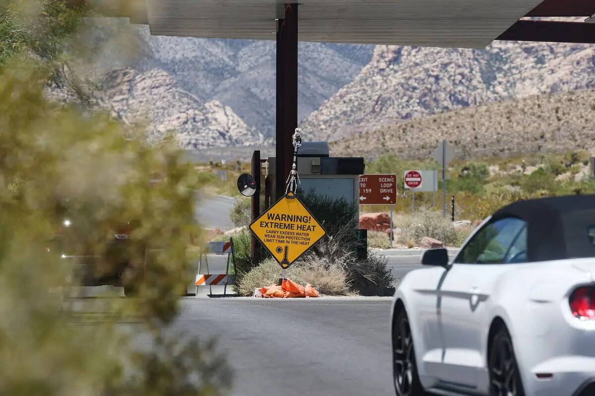 Señales de advertencia de calor extremo en la entrada del bucle escénico del Red Rock Canyon ...