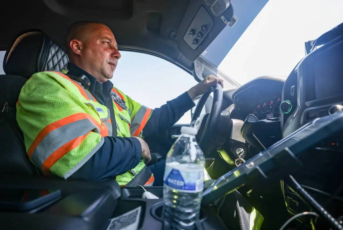 Stephen SanFilippo, supervisor de la Freeway Service Patrol, habla por radio mientras conduce p ...