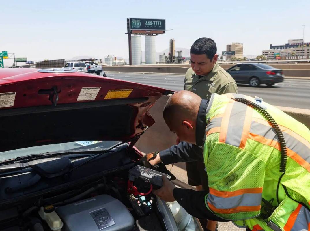 Stephen SanFilippo, supervisor de la Freeway Service Patrol, asiste al automovilista Pablo Salc ...