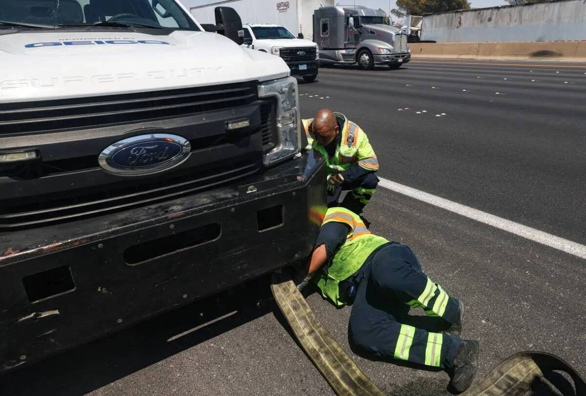 Stephen SanFilippo, supervisor de la Freeway Service Patrol, arriba, ayuda a su patrullero Nat ...