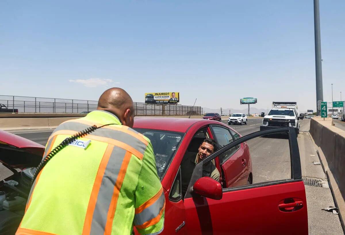 Stephen SanFilippo, supervisor de la Freeway Service Patrol, ayuda al automovilista Pablo Salci ...