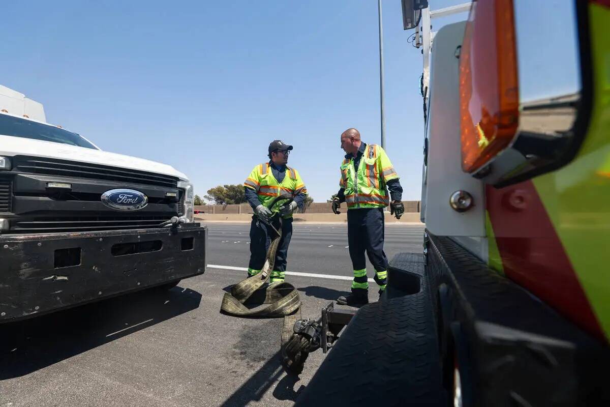 Stephen SanFilippo, supervisor de la Freeway Service Patrol, a la derecha, ayuda a su patruller ...