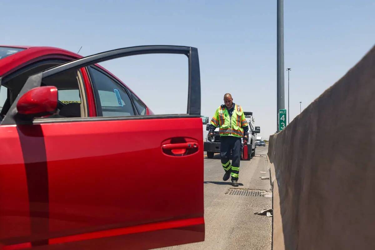 Stephen SanFilippo, supervisor de la Freeway Service Patrol, se acerca al vehículo de un autom ...