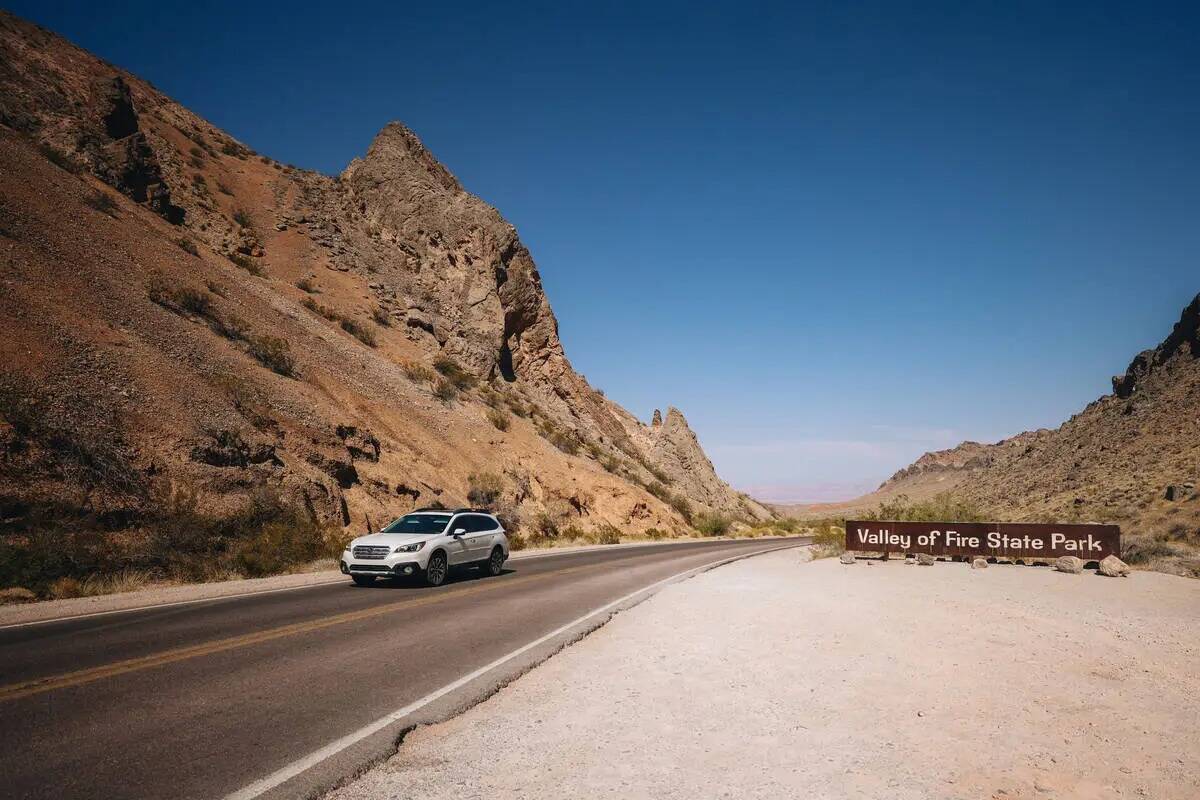 Un auto sale del Valley of Fire State Park, que por el momento está cerrado a los visitantes, ...