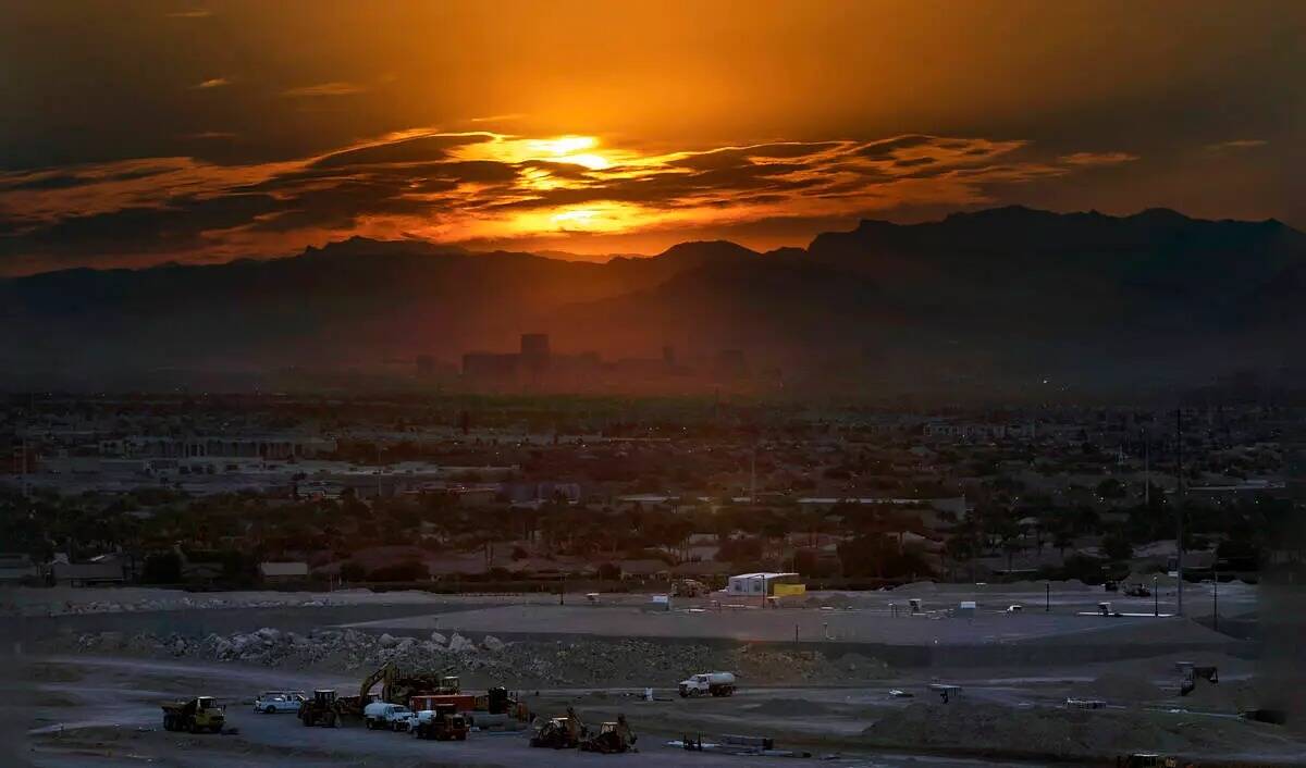 El sol se eleva sobre el valle y el Strip en otro día de altas temperaturas, el jueves 20 de j ...