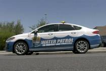 Un auto patrulla del Distrito de Aguas del valle de Las Vegas en una calle de Henderson como pa ...