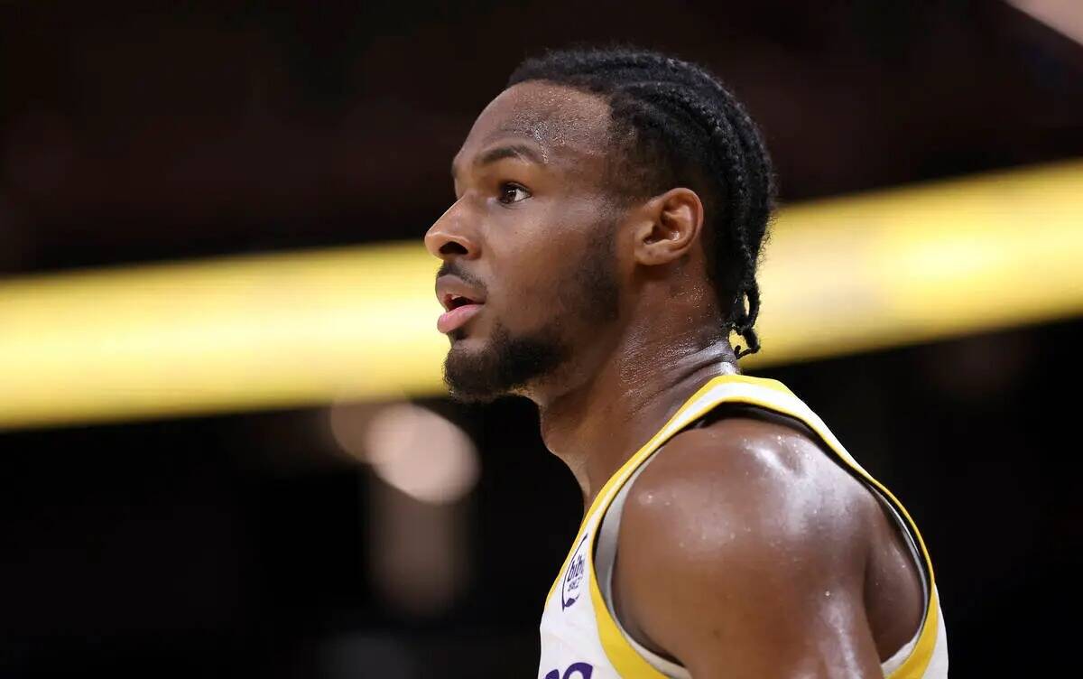 Bronny James, de Los Angeles Lakers, observa durante un partido de básquetbol de la liga de ve ...