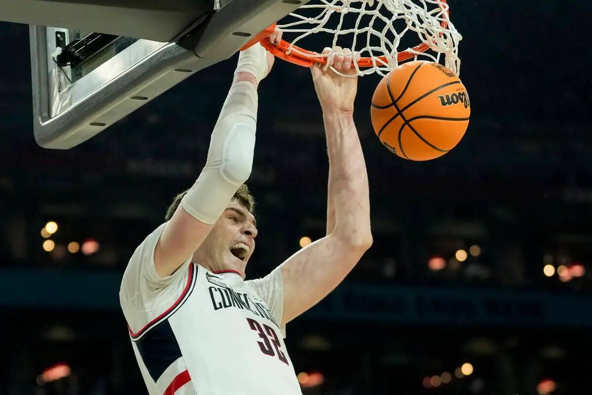 El pívot de la UConn Donovan Clingan (32) hace un mate contra Alabama durante la segunda mitad ...