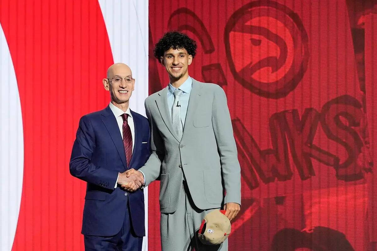 Zaccharie Risacher, a la derecha, posa para una foto con el comisionado de la NBA Adam Silver d ...