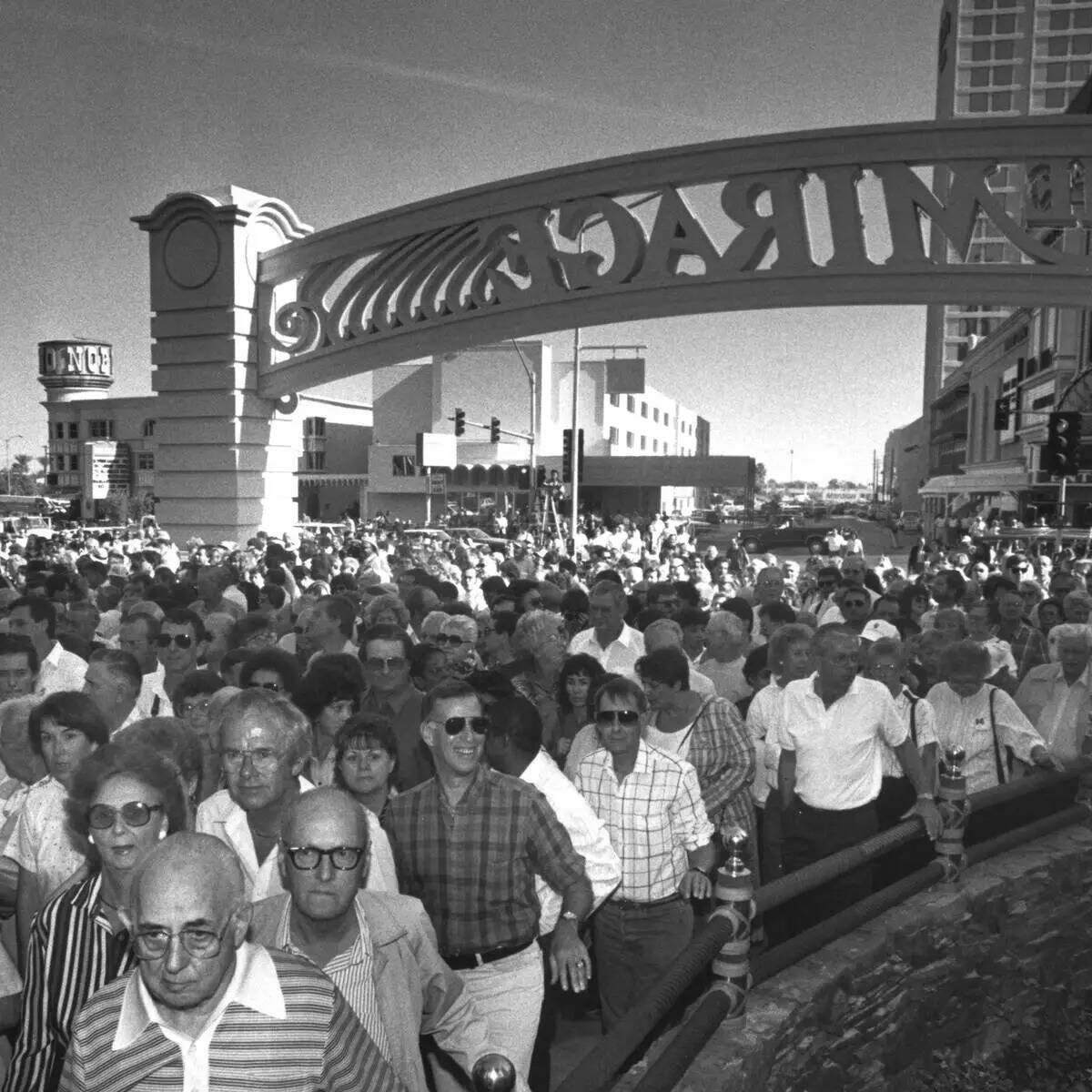 A los 30 minutos de su apertura al público, unos 40 mil visitantes entraron en el Mirage Hotel ...