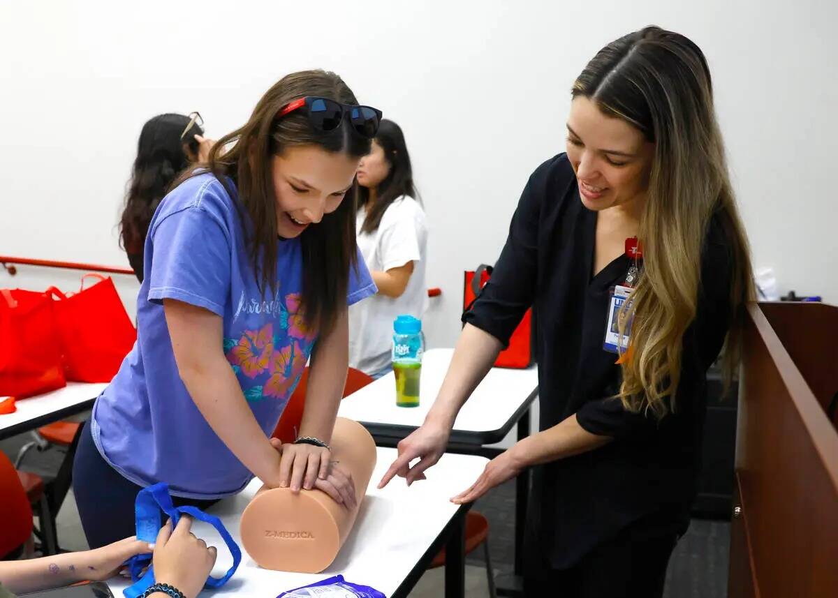 Yvonne James, enfermera titulada del UMC, a la derecha, supervisa cómo Evelyn Vásquez aplica ...