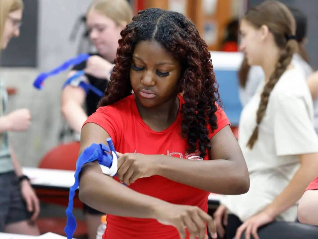 Shyann Kincaid, estudiante de Desert Oasis High School, practica cómo detener el flujo de sang ...