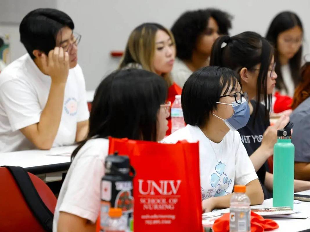 Estudiantes de preparatoria asisten al quinto Campamento Anual de Enfermería de la Escuela de ...