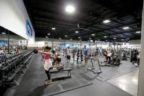 Personas hacen ejercicio en EOS Fitness en 3325 E. Russell Road cerca de Pecos Road, en Las Veg ...