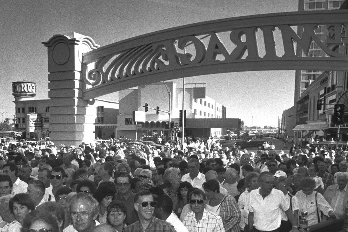 A los 30 minutos de su apertura al público, unos 40 mil visitantes entraron en el Mirage Hotel ...