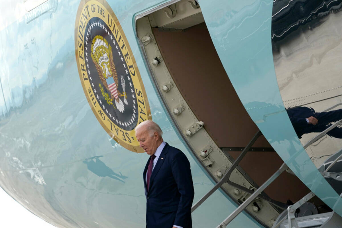 El presidente Joe Biden llega en el Air Force One al Aeropuerto Internacional Harry Reid, en La ...