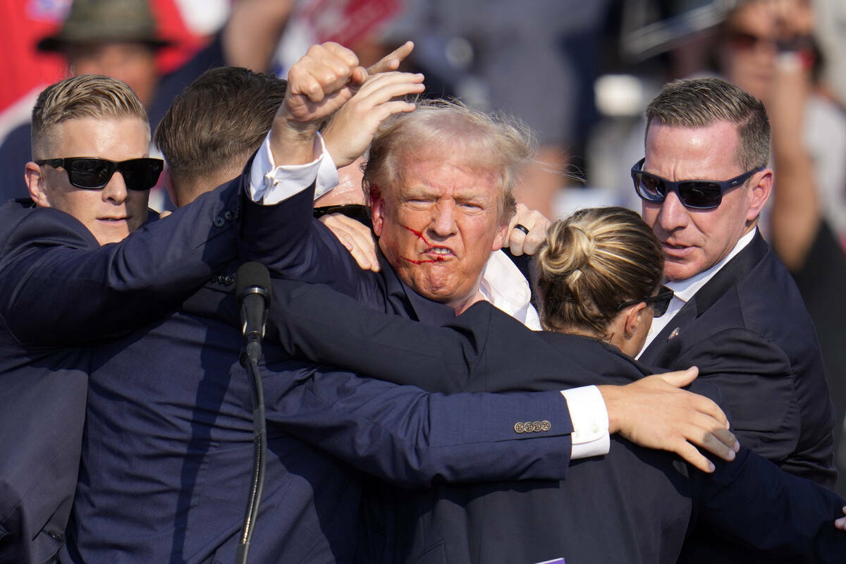 El candidato presidencial republicano, el expresidente Donald Trump, levanta el puño mientras ...