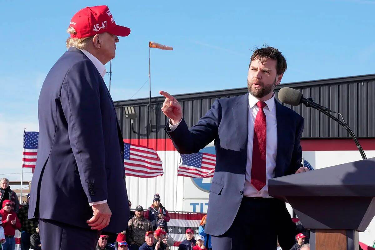 ARCHIVO - El senador J.D. Vance, republicano por Ohio, a la derecha, señala hacia el candidato ...