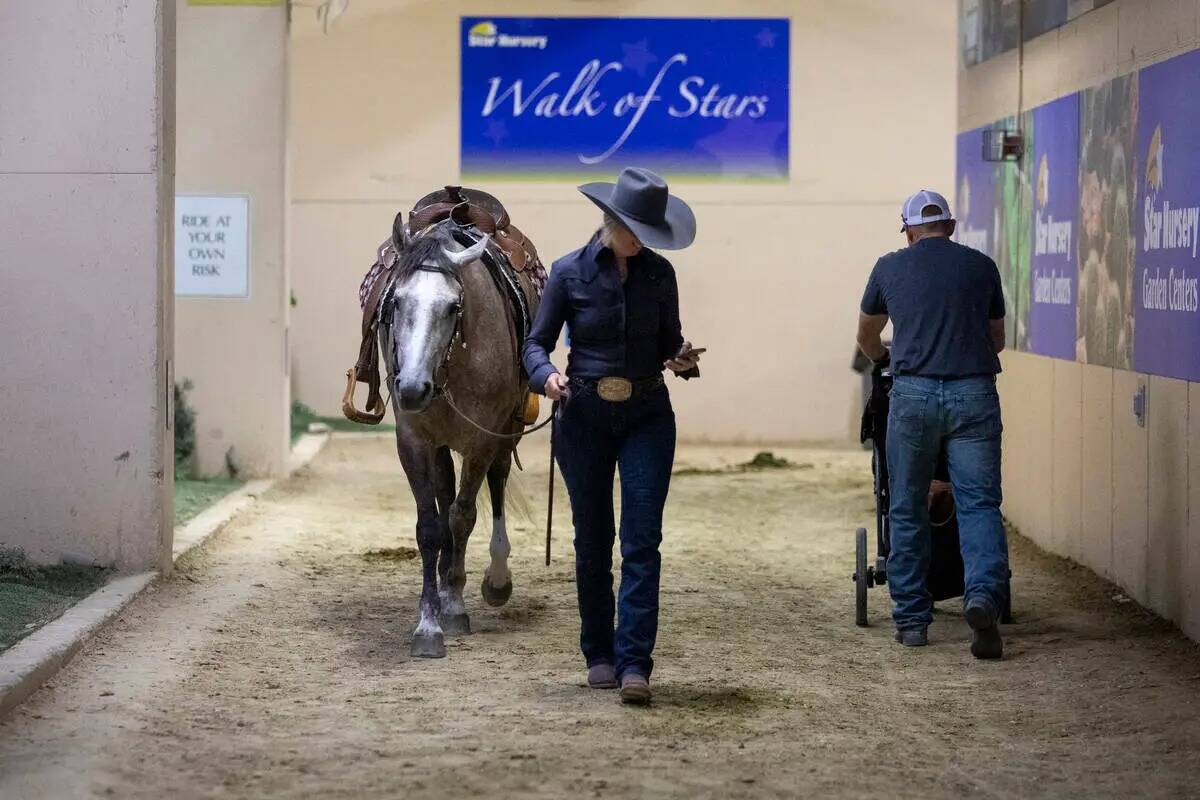 Los competidores acompañan a sus mustangs a los corrales durante el Mustang Challenge en el So ...