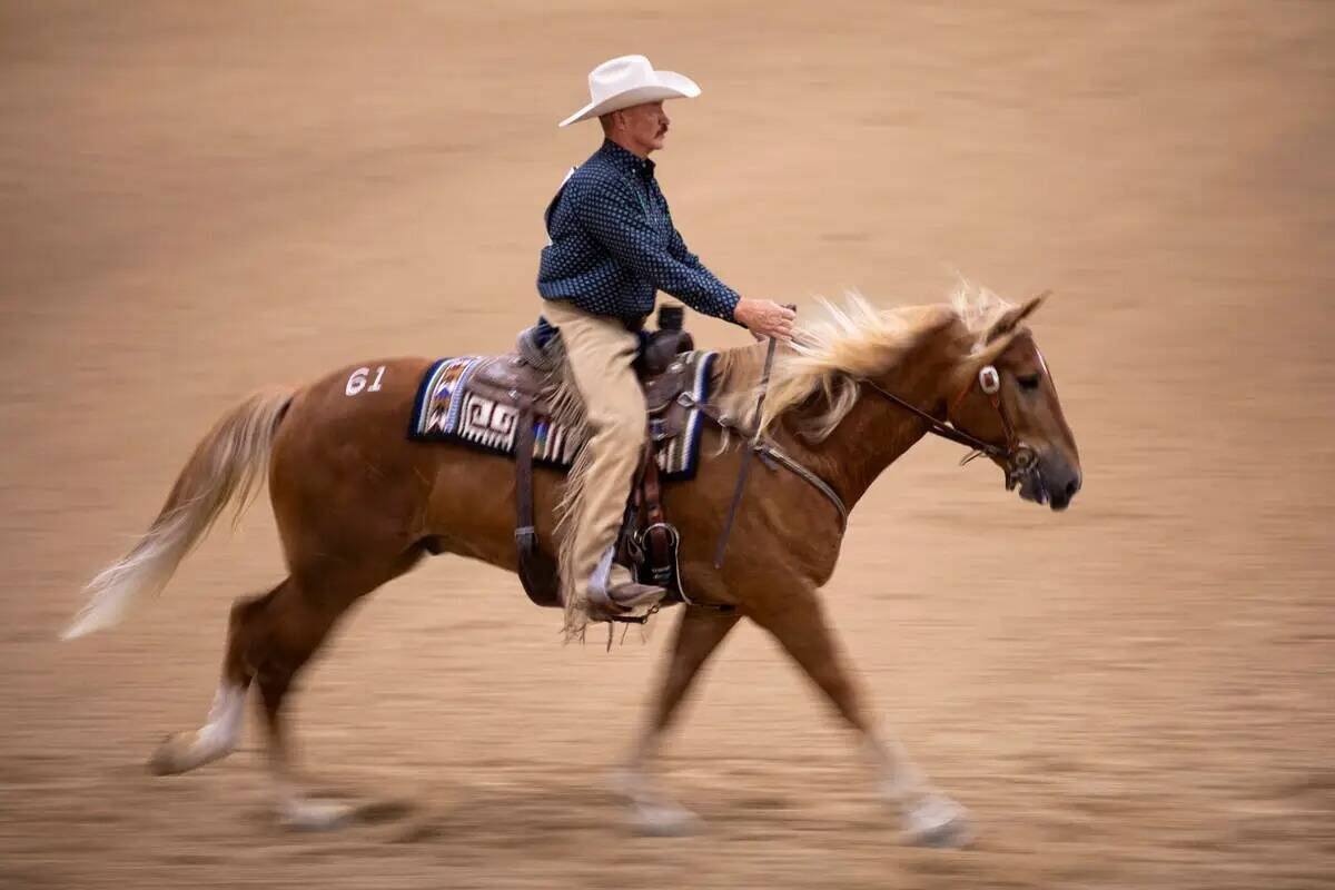 Jeff Cook, de Tucson, Arizona, compite durante el Mustang Challenge en el South Point Arena, el ...