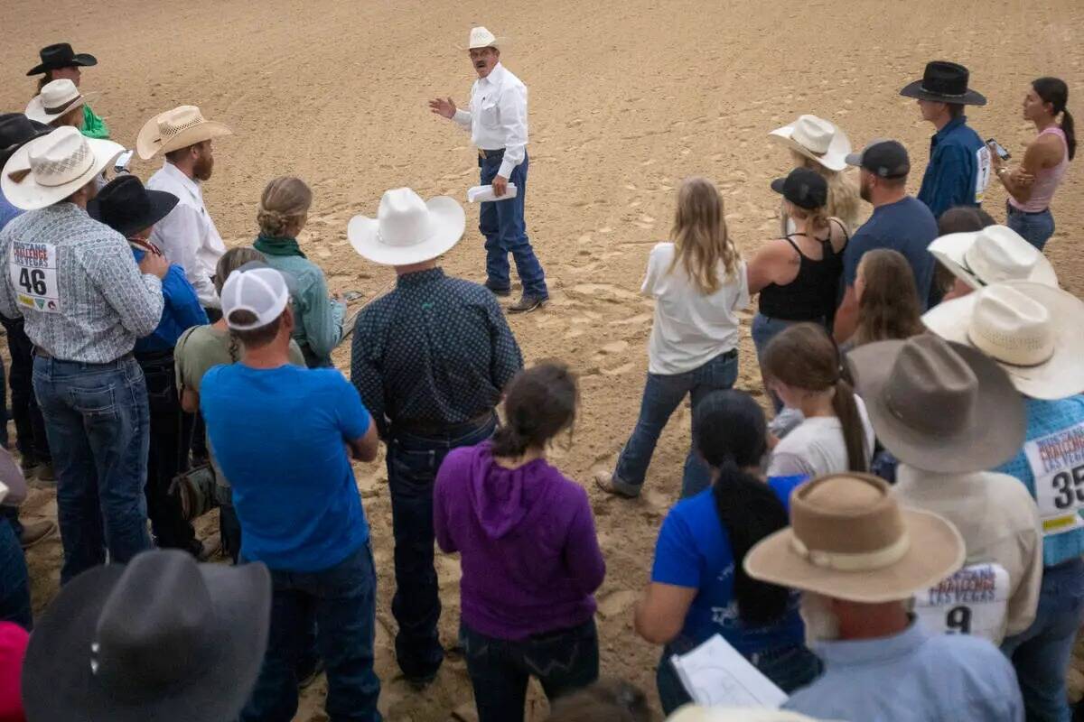 La directora del evento, Stormy Mullins, da las últimas instrucciones a los competidores antes ...