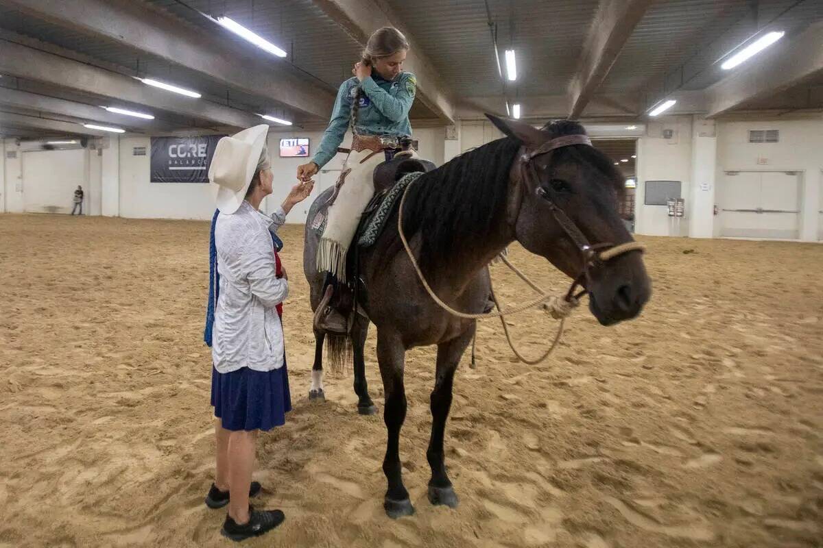 Joni Huber, izquierda, de Floresville, Texas, ayuda a su hija Kaylianna, derecha, con su cabell ...