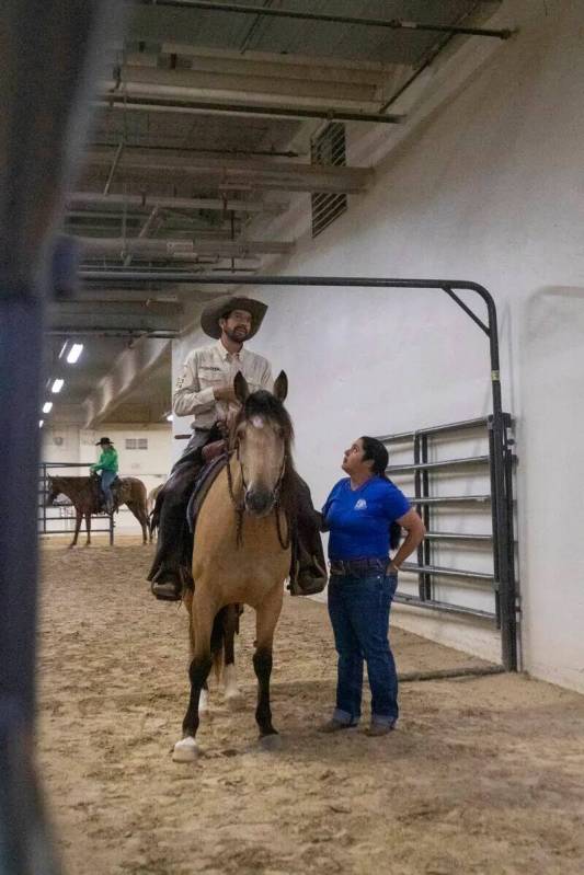 Los competidores esperan en una rampa antes de competir en el Mustang Challenge en South Point ...