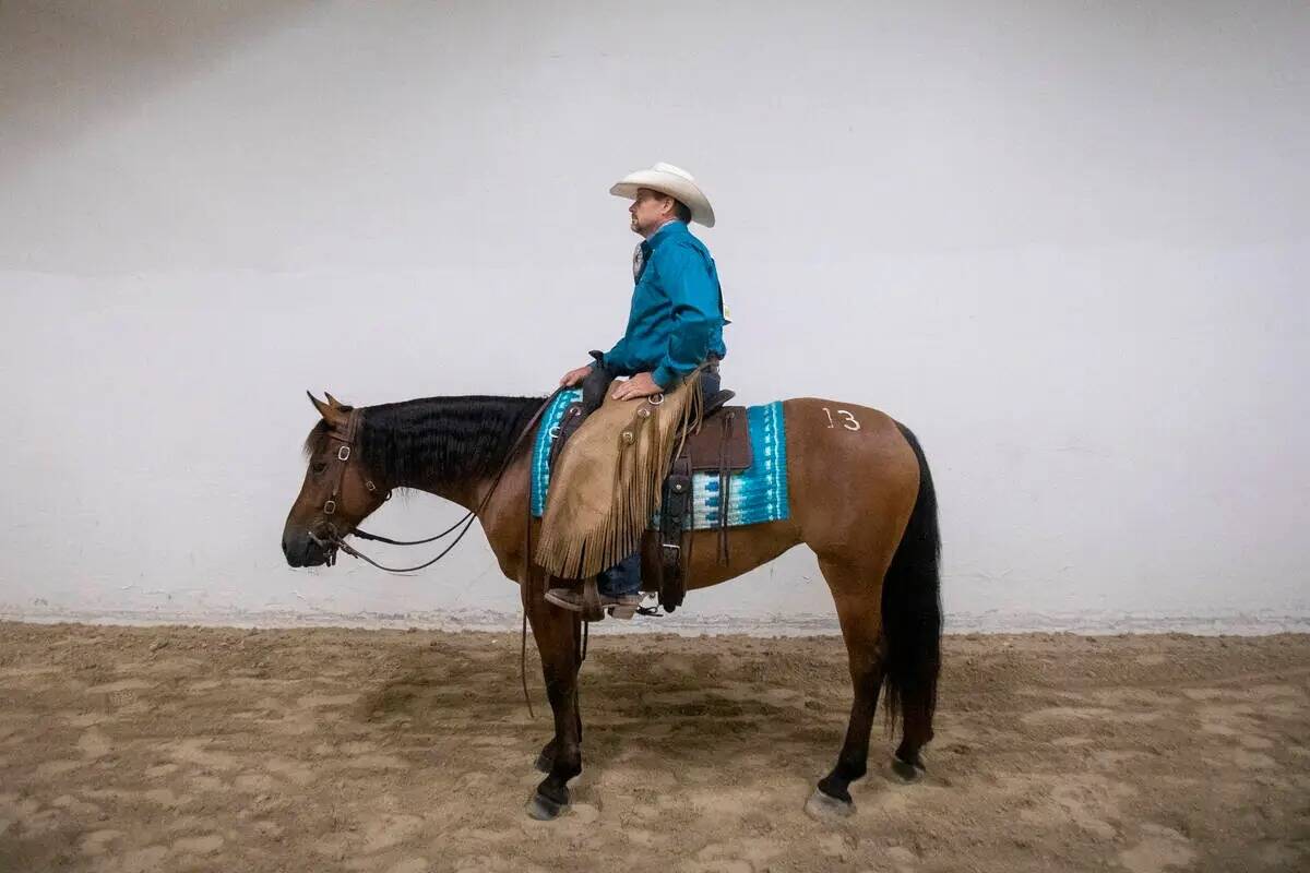 Cavin Graham, de Lafayette, Georgia, observa la competición durante el Mustang Challenge en el ...