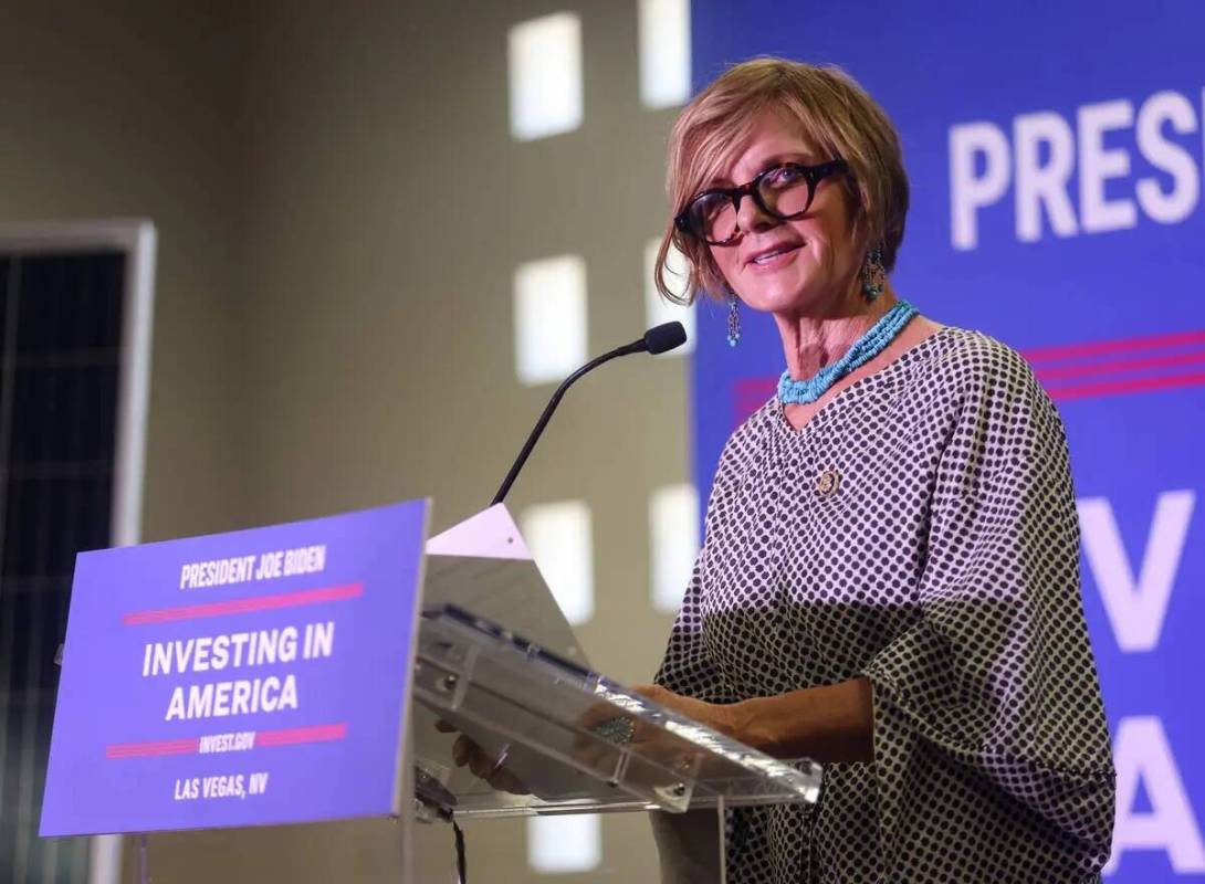 La representante demócrata Susie Lee se dirige al público en una rueda de prensa para hablar ...