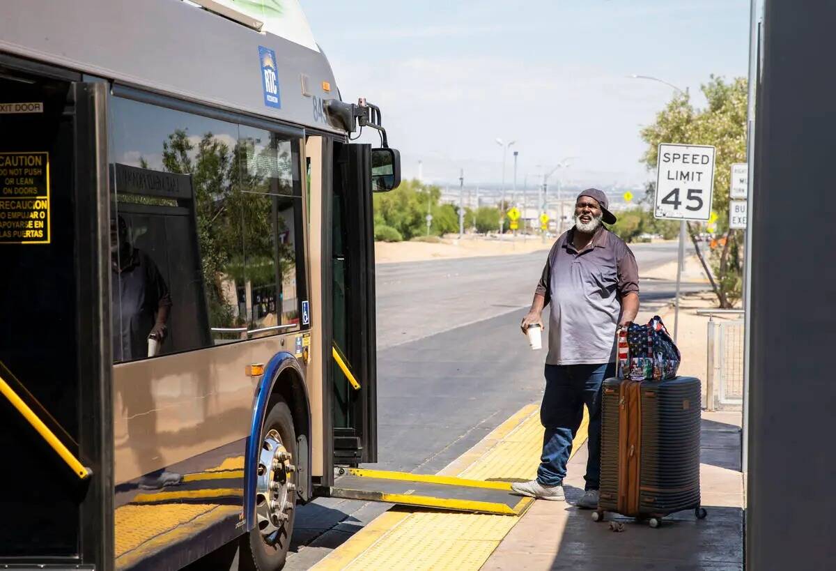 Un hombre se prepara para subir a un autobús que circula por Boulder Highway, el jueves 8 de j ...