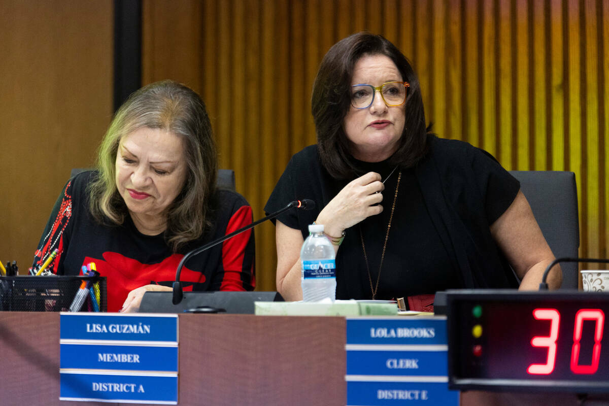 Las integrantes de la junta del Distrito Escolar del Condado Clark Linda Cavazos, izquierda, y ...