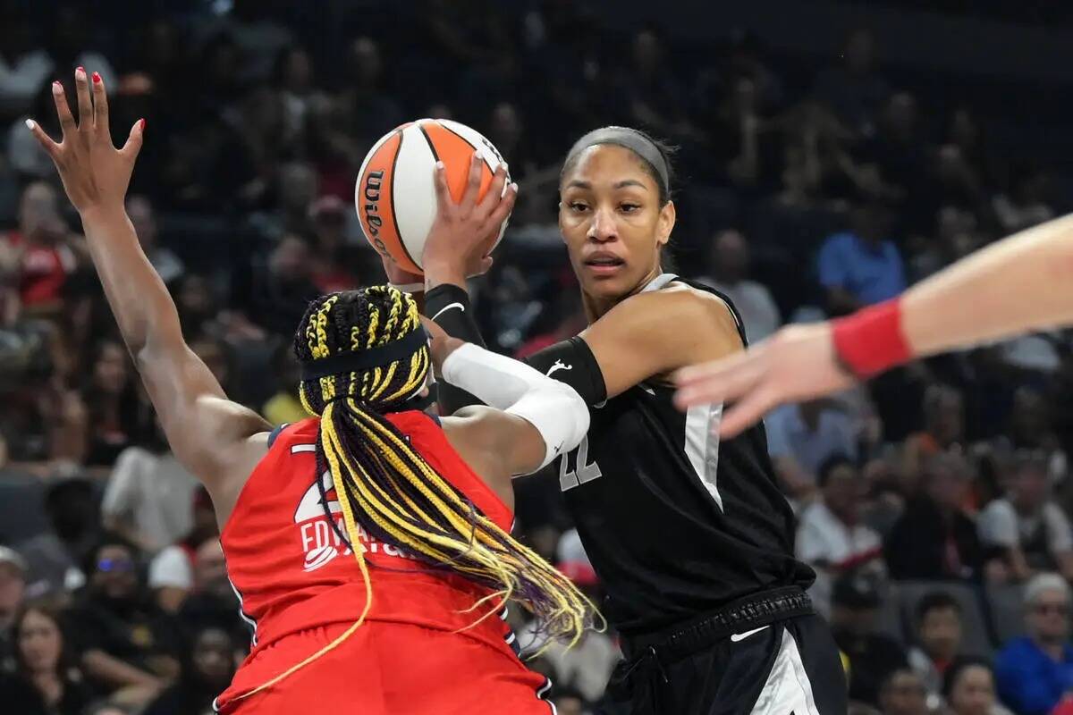 La pívot de Las Vegas Aces A'ja Wilson (22) es defendida por la alera de Washington Mystics Aa ...