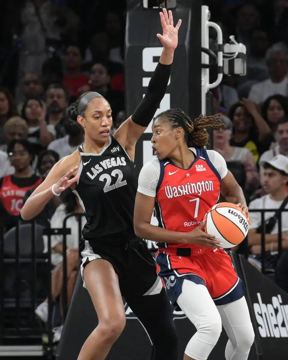 La pívot de Las Vegas Aces A'ja Wilson (22) defiende a la escolta de Washington Mystics Ariel ...