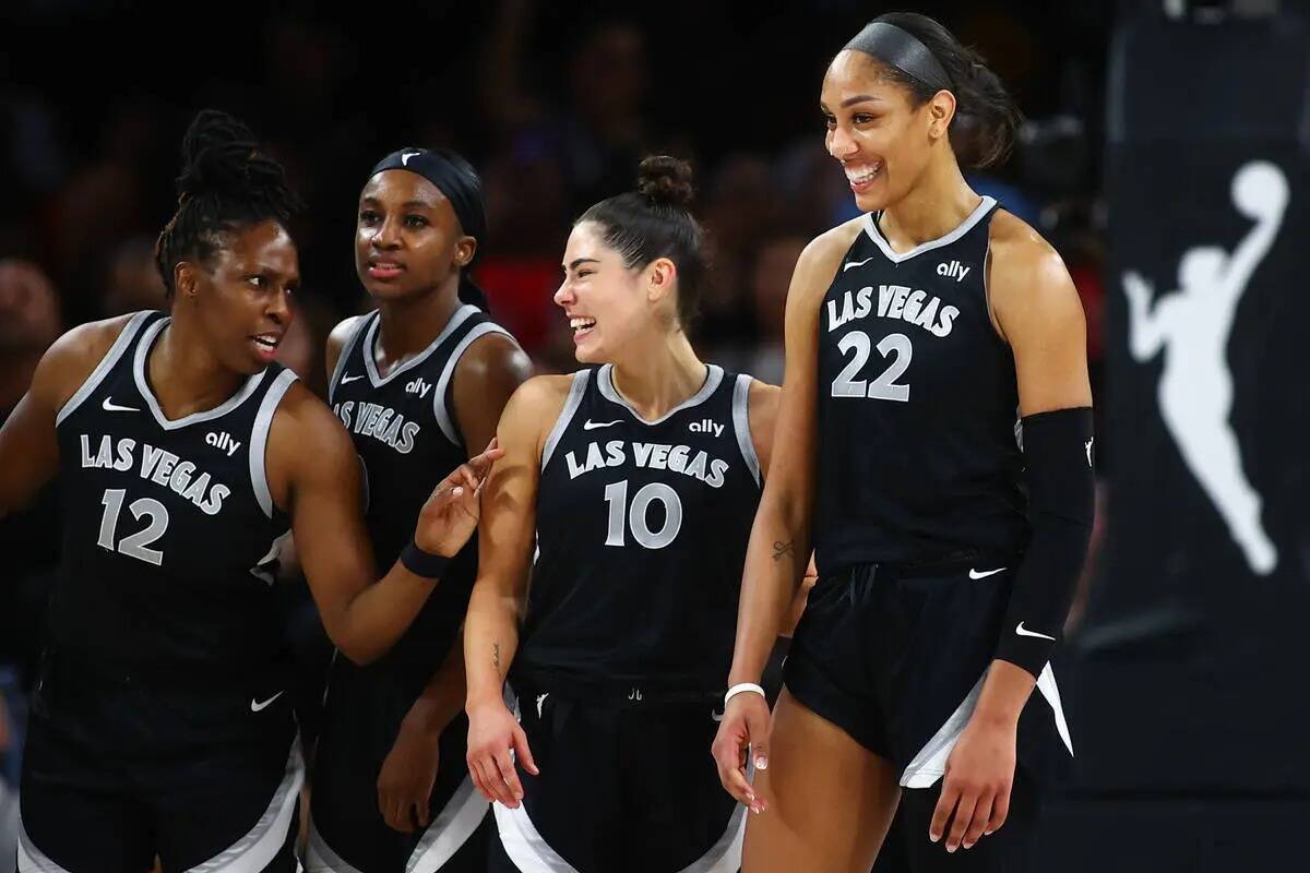 La pívot de Las Vegas Aces A'ja Wilson (22) y sus compañeras Chelsea Gray (12), Jackie Young ...