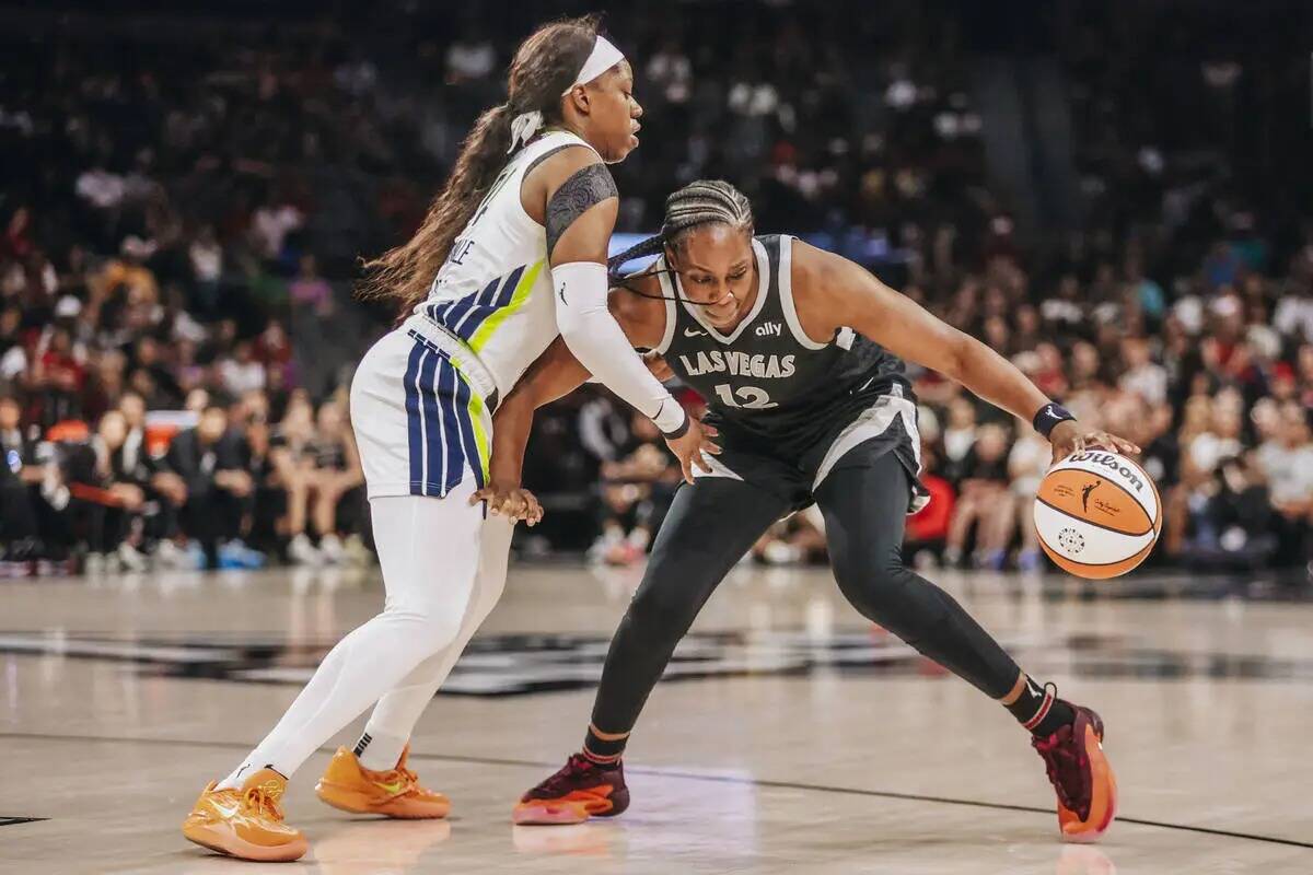 La escolta de las Aces Chelsea Gray (12) trabaja contra la escolta de las Dallas Wings Arike Og ...