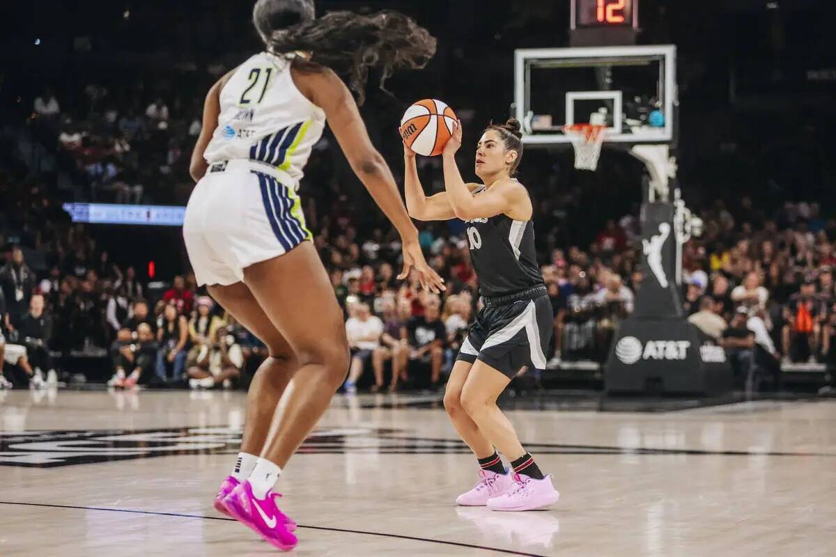 La escolta de las Aces Kelsey Plum (10) intenta una canasta durante un partido de básquetbol d ...