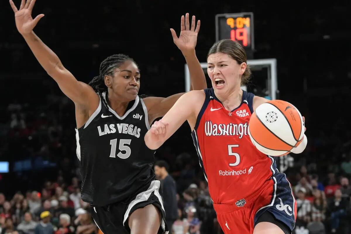 La escolta de Las Vegas Aces Tiffany Hayes (15) defiende a la escolta de Washington Mystics Jad ...