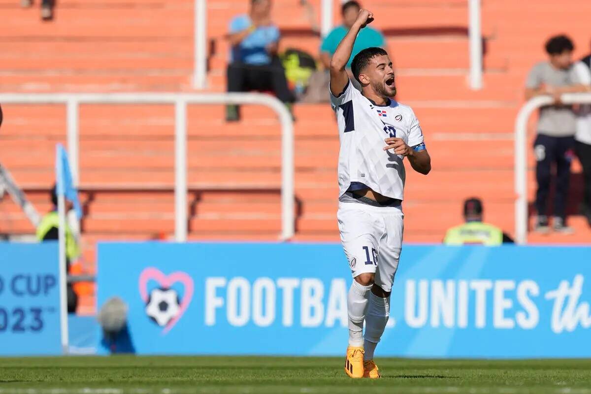 El dominicano Edison Azcona celebra anotar el primer gol contra Nigeria durante un partido de f ...