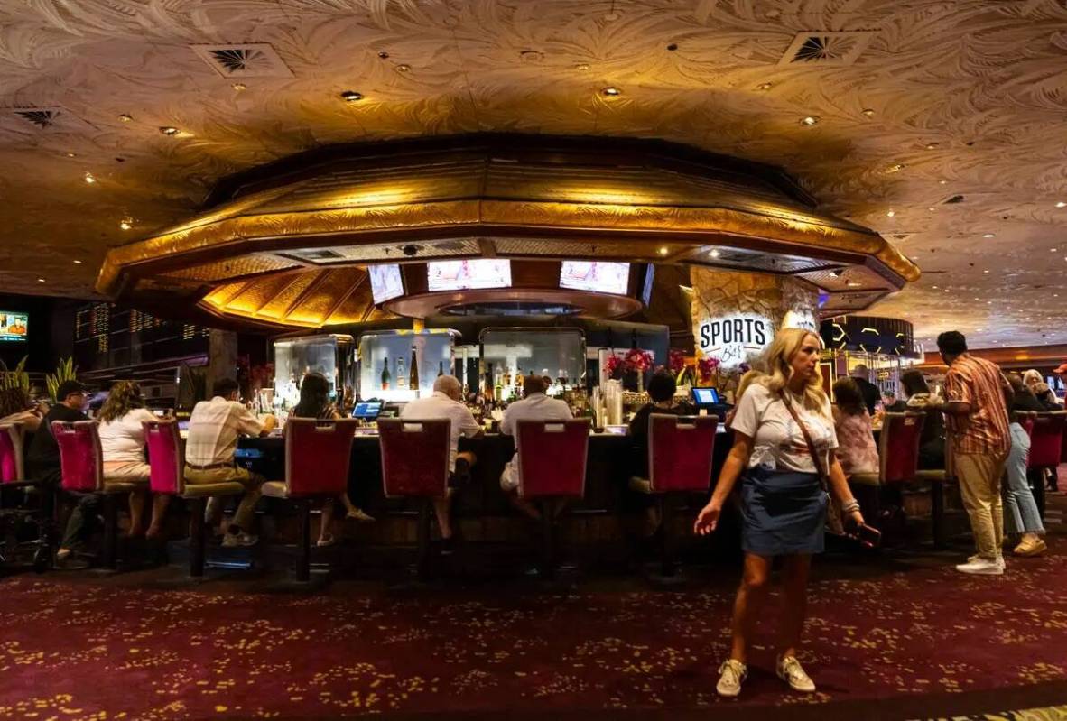 Una mujer junto al bar de un casino durante la última noche de operaciones y juego en The Mira ...