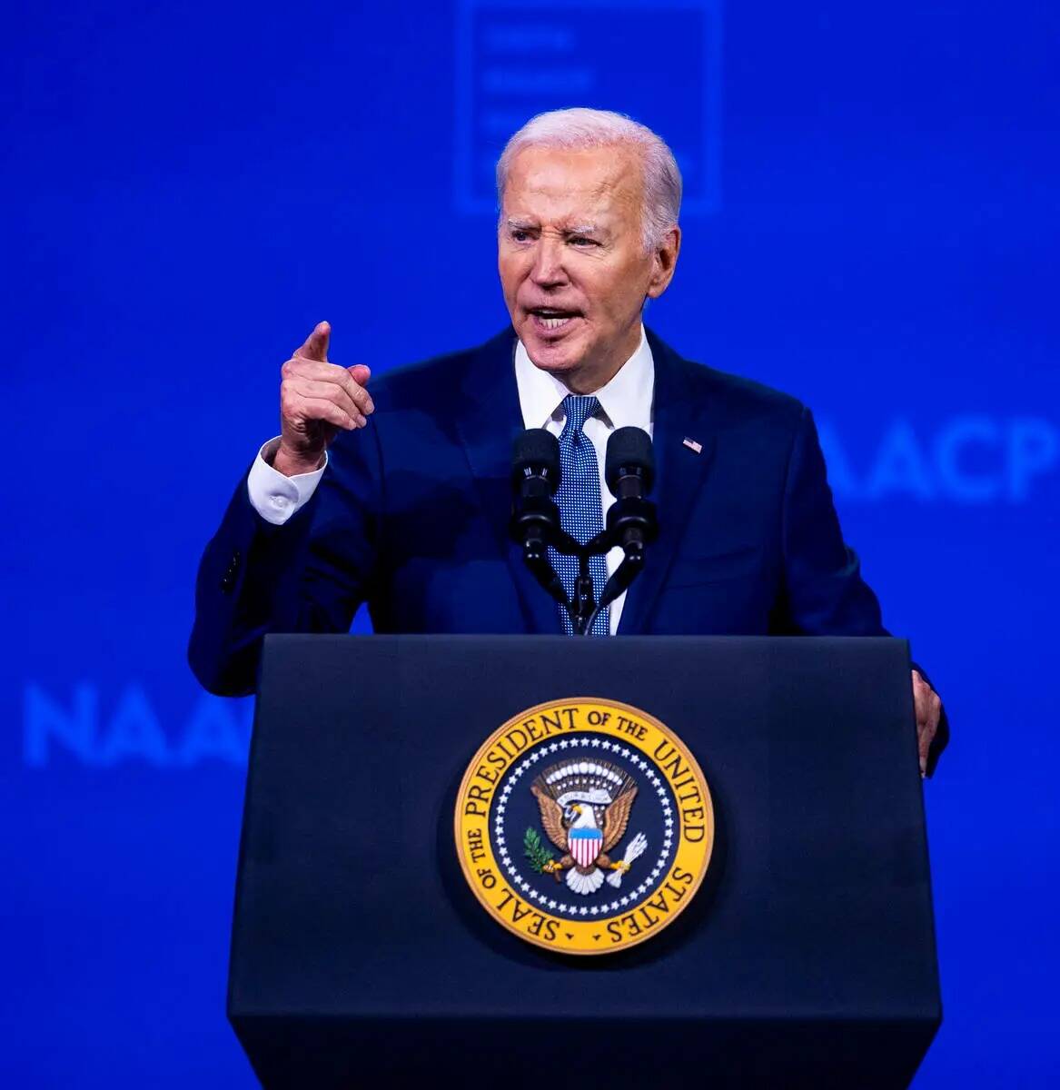 El presidente Joe Biden habla durante la Convención Nacional 115 de la NAACP en el Mandalay Ba ...