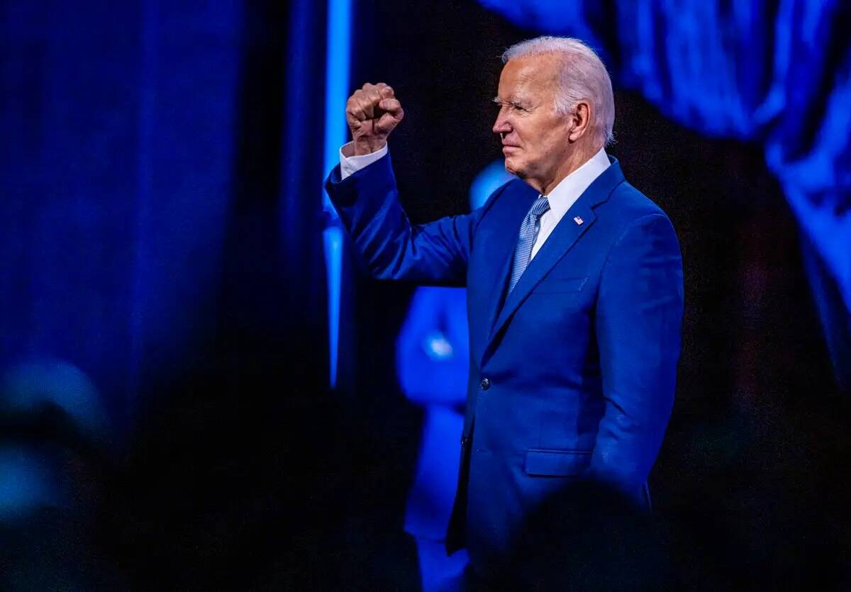 El presidente Joe Biden cierra el puño a la multitud después de hablar durante la Convención ...