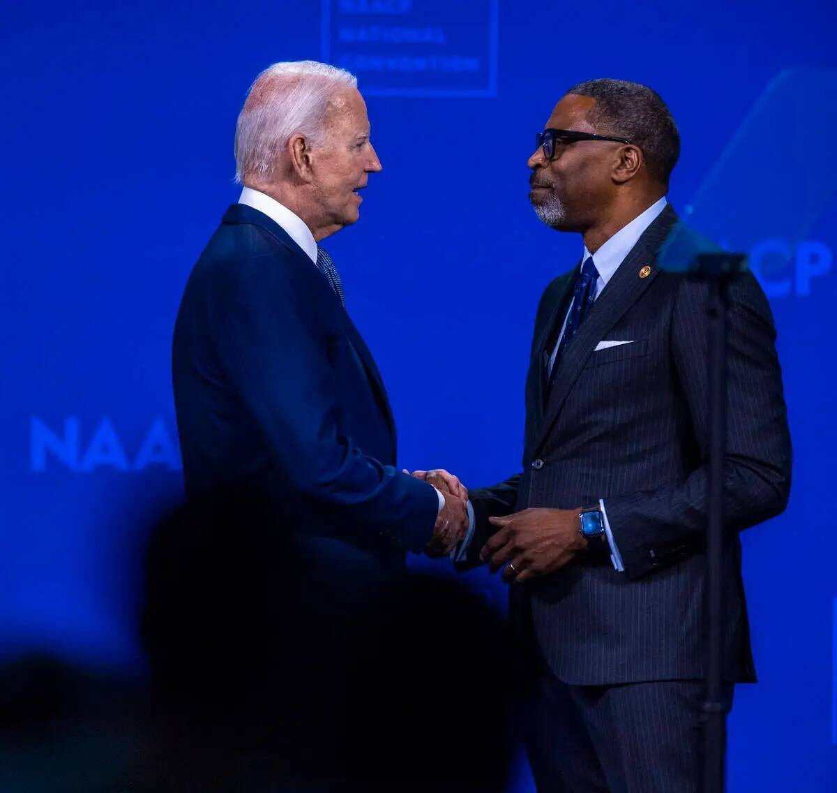 El presidente Joe Biden saluda al presidente y director ejecutivo de la NAACP, Derrick Johnson, ...