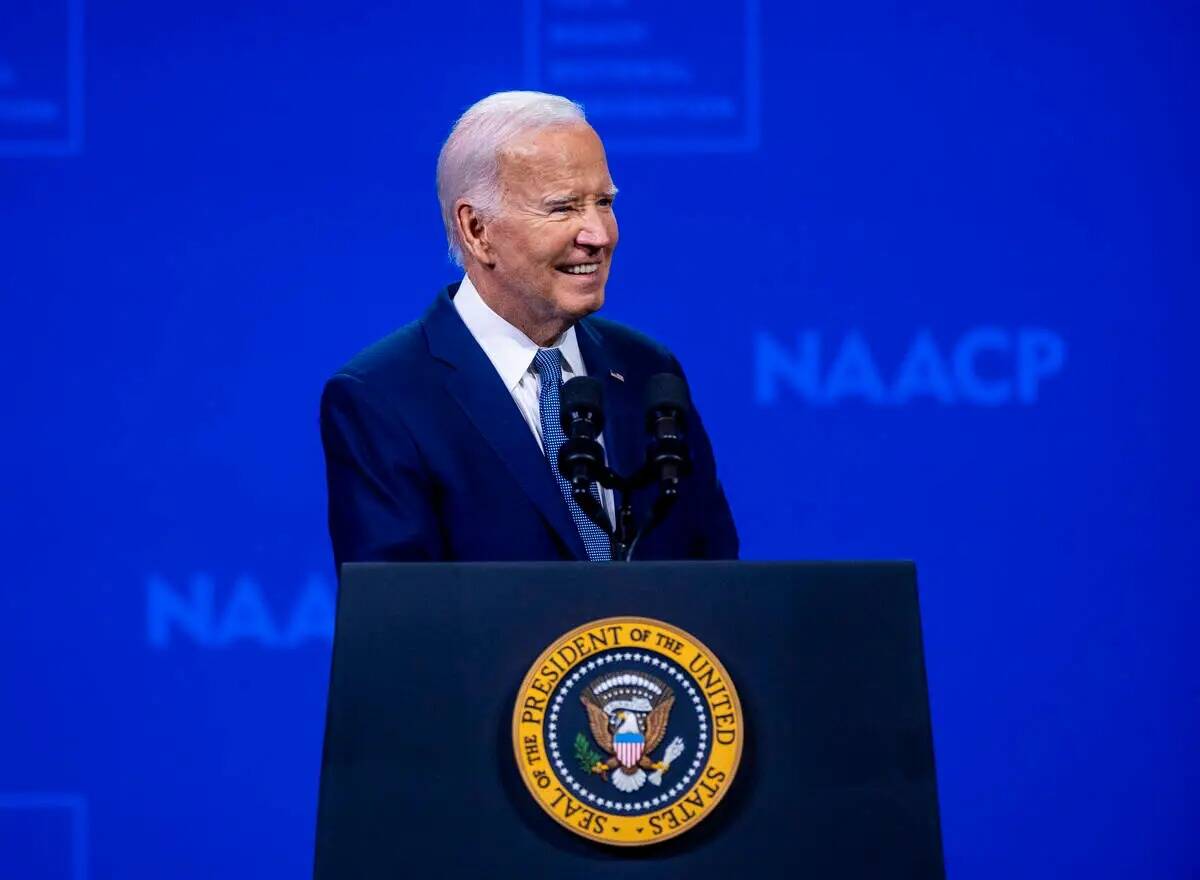 El presidente Joe Biden sonríe a la multitud mientras habla durante la Convención Nacional 11 ...