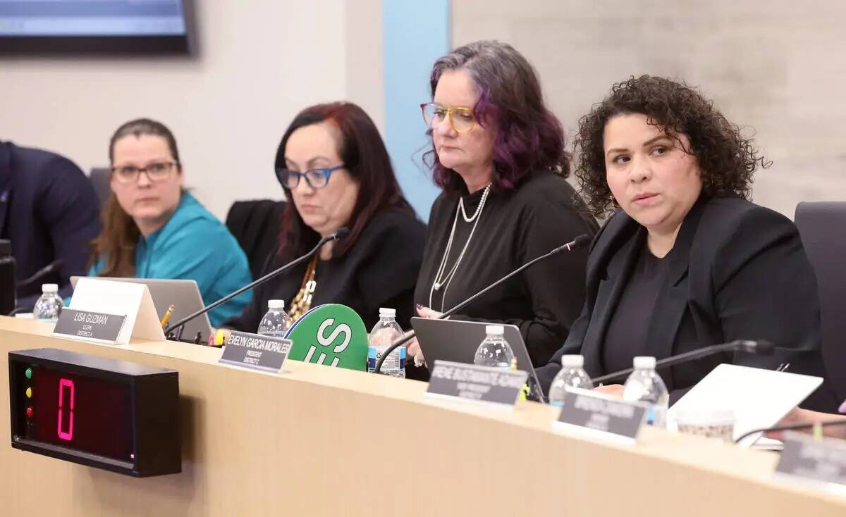 La presidenta Evelyn García Morales, a la derecha, habla durante una reunión de la Junta Esco ...