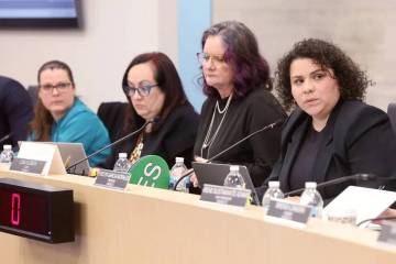 La presidenta Evelyn García Morales, a la derecha, habla durante una reunión de la Junta Esco ...