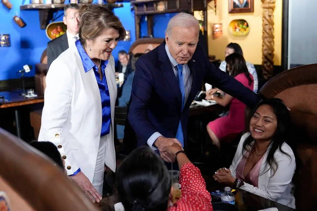 El presidente Joe Biden y Maritza Rodríguez, asesora latina de la campaña Biden Para Presiden ...