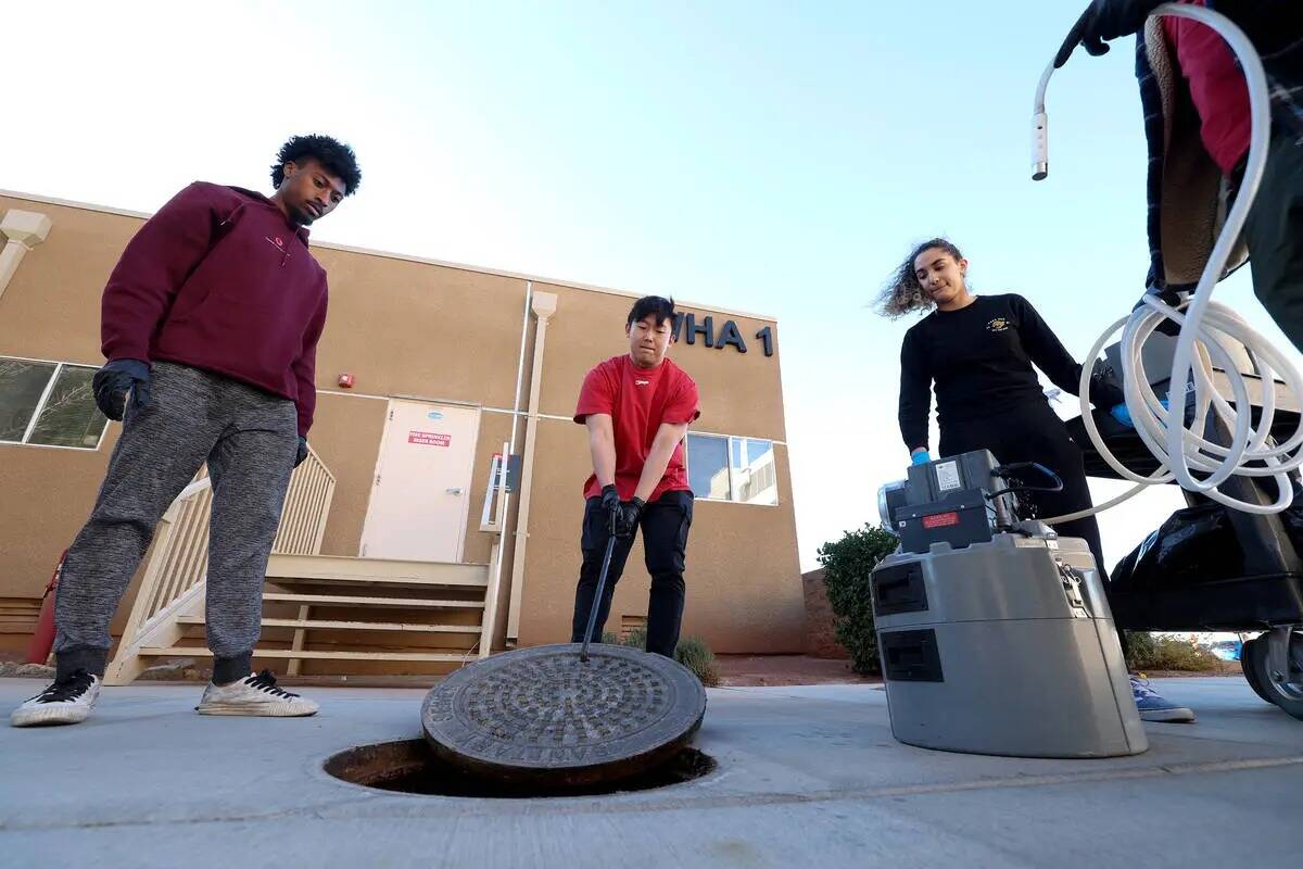 Los estudiantes Tyler Houston, izquierda, Chris Oh y Lexie Diaz demuestran cómo extraen las ag ...