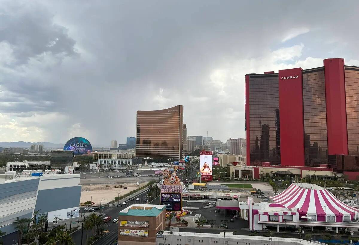 Nubes sobre el Strip de Las Vegas, el jueves 18 de julio de 2024. El Servicio Meteorológico Na ...