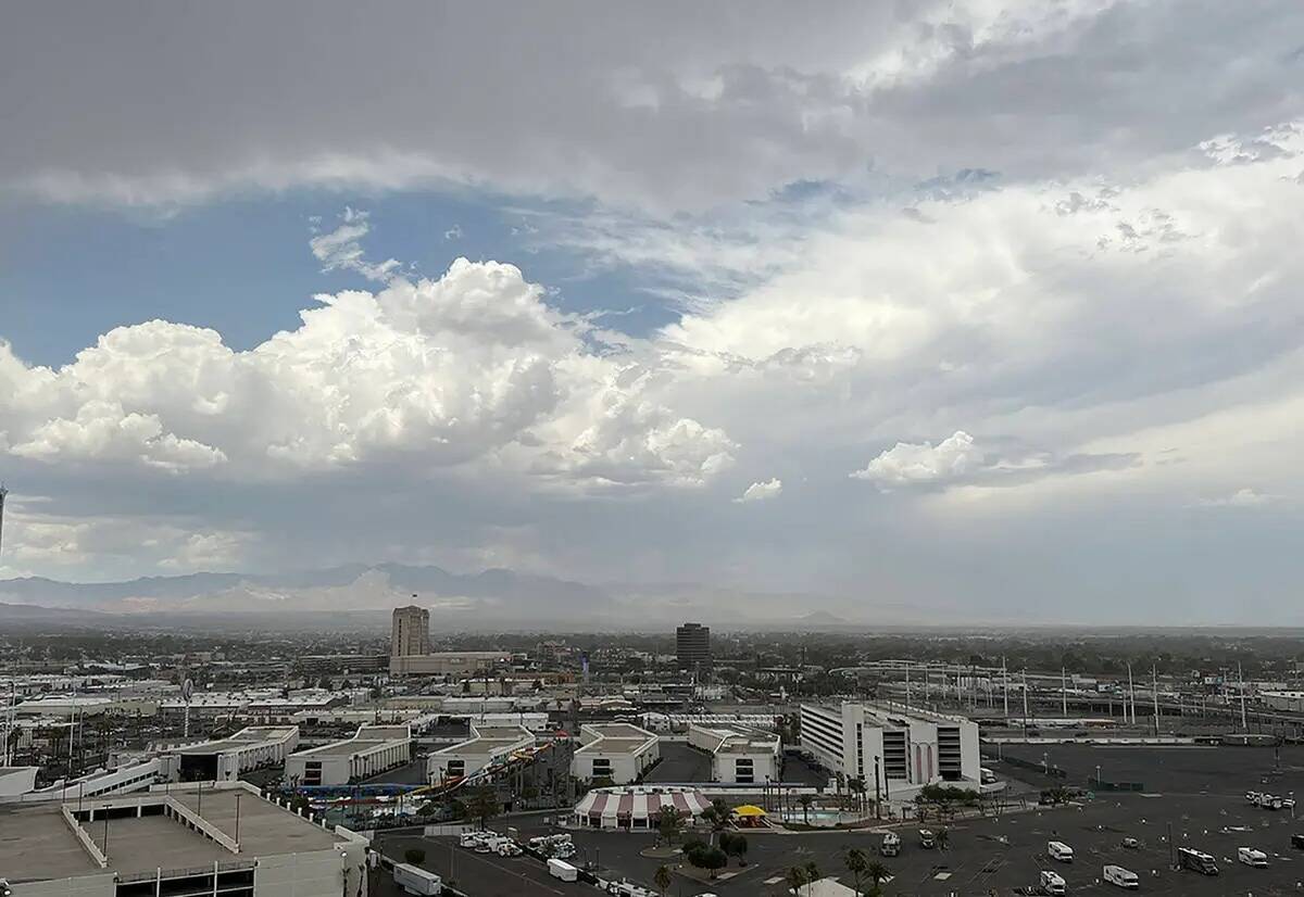 Las nubes se ciernen sobre el Strip de Las Vegas el jueves 18 de julio de 2024. El Servicio Met ...