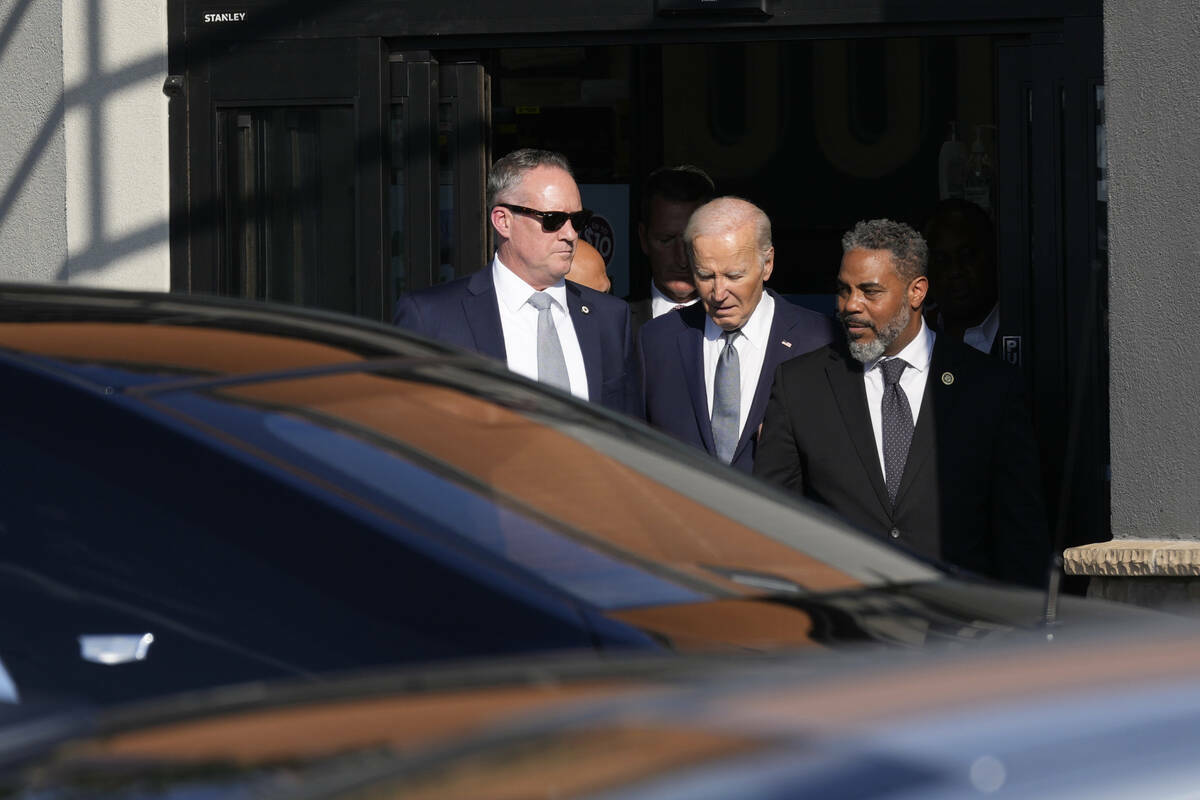 El presidente Joe Biden sale con el representante Steve Horsford, demócrata de Nevada, despué ...